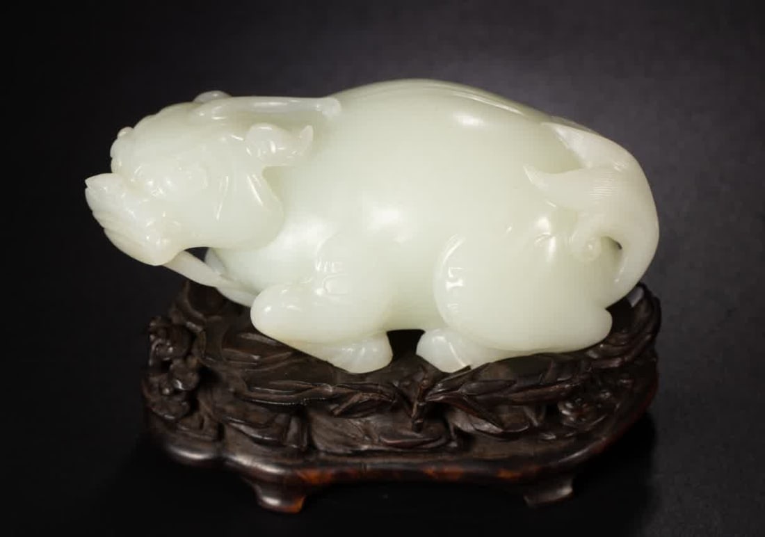 A Qing Dynasty Hetian jade beast (1 of 9)