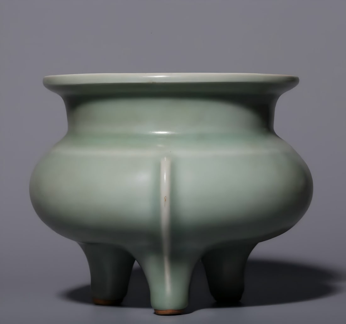 A Song Dynasty Longquan celadon glazed furnace (1 of 8)