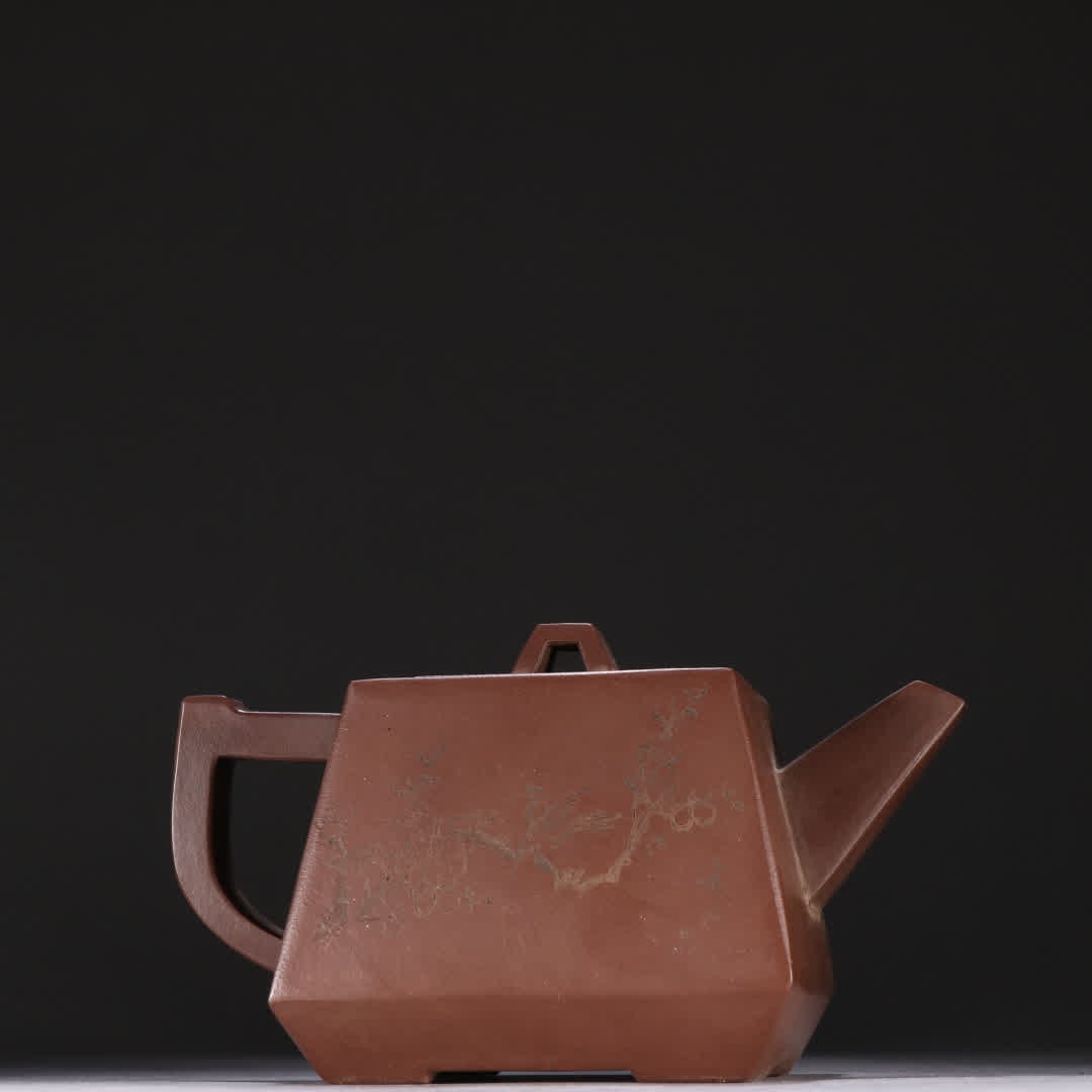 A famous purple sand plum pattern teapot: Famous purple sand plum pattern teapot SIZE: H:9cm W:15.4cm (The Dimensions Of All Batches Are Manually Measured.If You Need More Detailed Information, Please Contact Our Customer Service Before Biddi