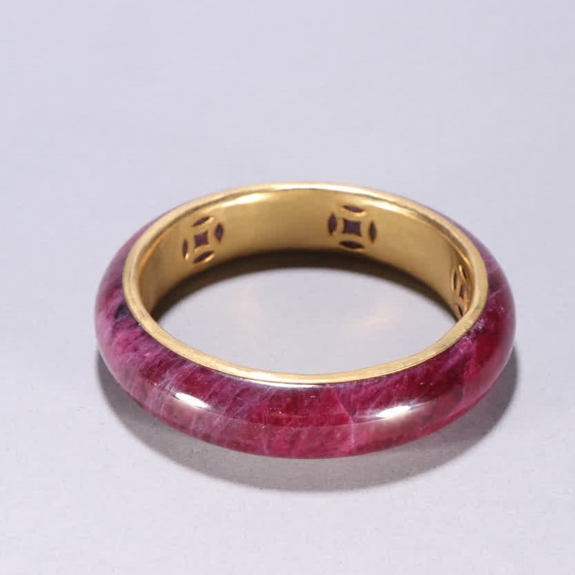 A Qing Dynasty ruby gold-filled bracelet: Qing Dynasty ruby gold-filled bracelet SIZE: Inner diameter 6cm W:1.7cm W:102.3g (The Dimensions Of All Batches Are Manually Measured.If You Need More Detailed Information, Please Contact Our Customer