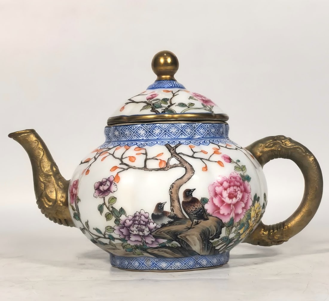 A Qing Dynasty Qianlong enamel flower and bird tea gourd: Qing Dynasty Qianlong enamel flower and bird tea gourd SIZE: H: 13cm D: 18cm Foot diameter 7cm (The Dimensions Of All Batches Are Manually Measured.If You Need More Detailed Information, Please Contac