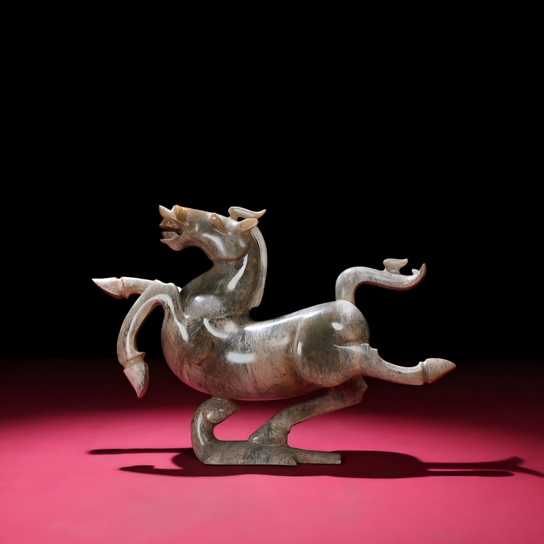 A Han Dynasty jade horse stepping on Feiyan ornaments (1 of 9)