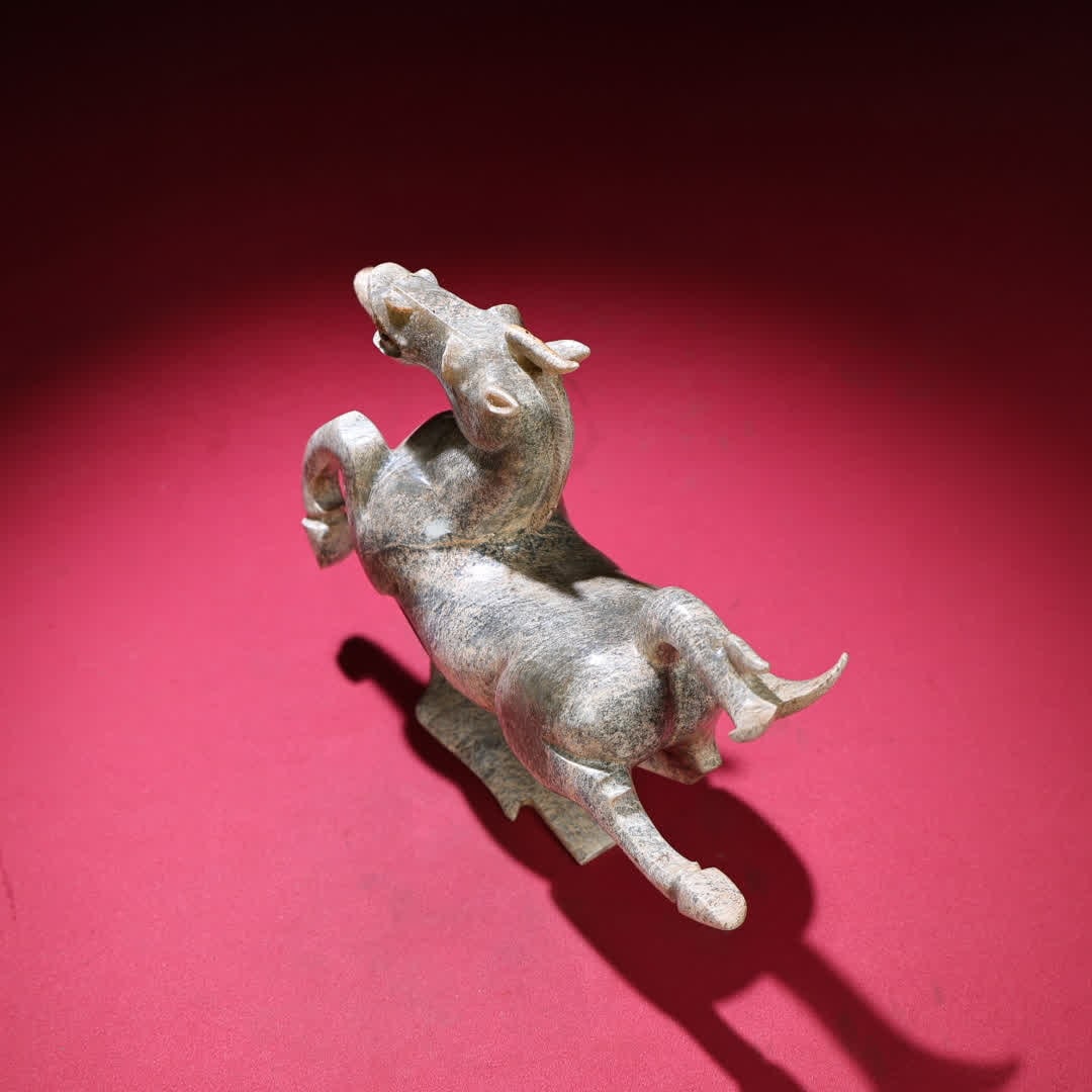 A Han Dynasty jade horse stepping on Feiyan ornaments - 9