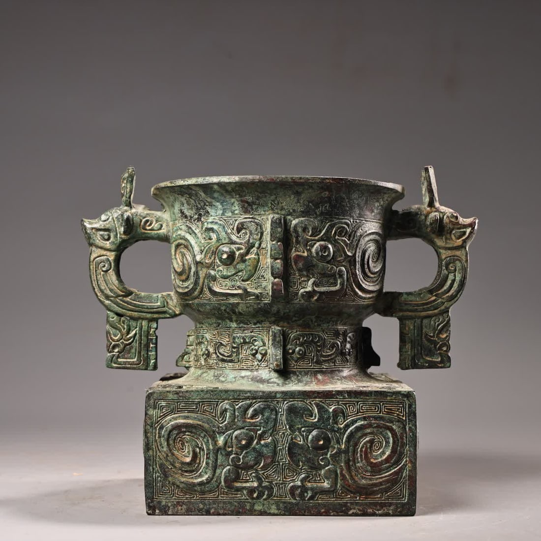 A Warring States bronze vessel (1 of 10)