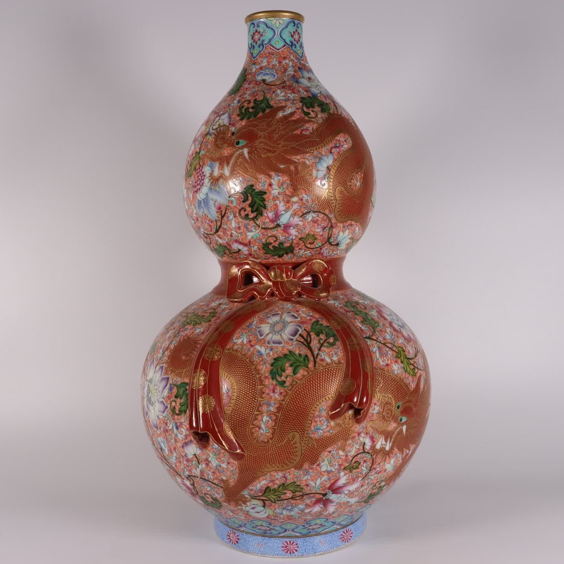 A Qing Dynasty Qianlong pile golden dragon wearing fine flowers hooked anchovy streamer gourd bottle: Qing Dynasty Qianlong pile golden dragon wears fine flowers hook anchovy streamers gourd bottles SIZE: H: 47cm MouthD: 5cm Foot diameter 14cm (The Dimensions Of All Batches Are Manually Measured.If Yo