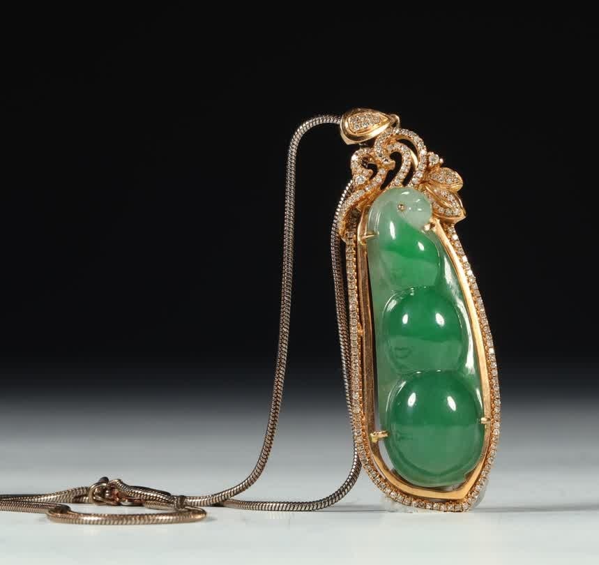 A jade pea pendant from the Qing Dynasty: Qing Dynasty jade pea pendant SIZE: L:5.9cm W:1.9cm T:1.3cm W:22.5g (The Dimensions Of All Batches Are Manually Measured.If You Need More Detailed Information, Please Contact Our Customer Service Befo