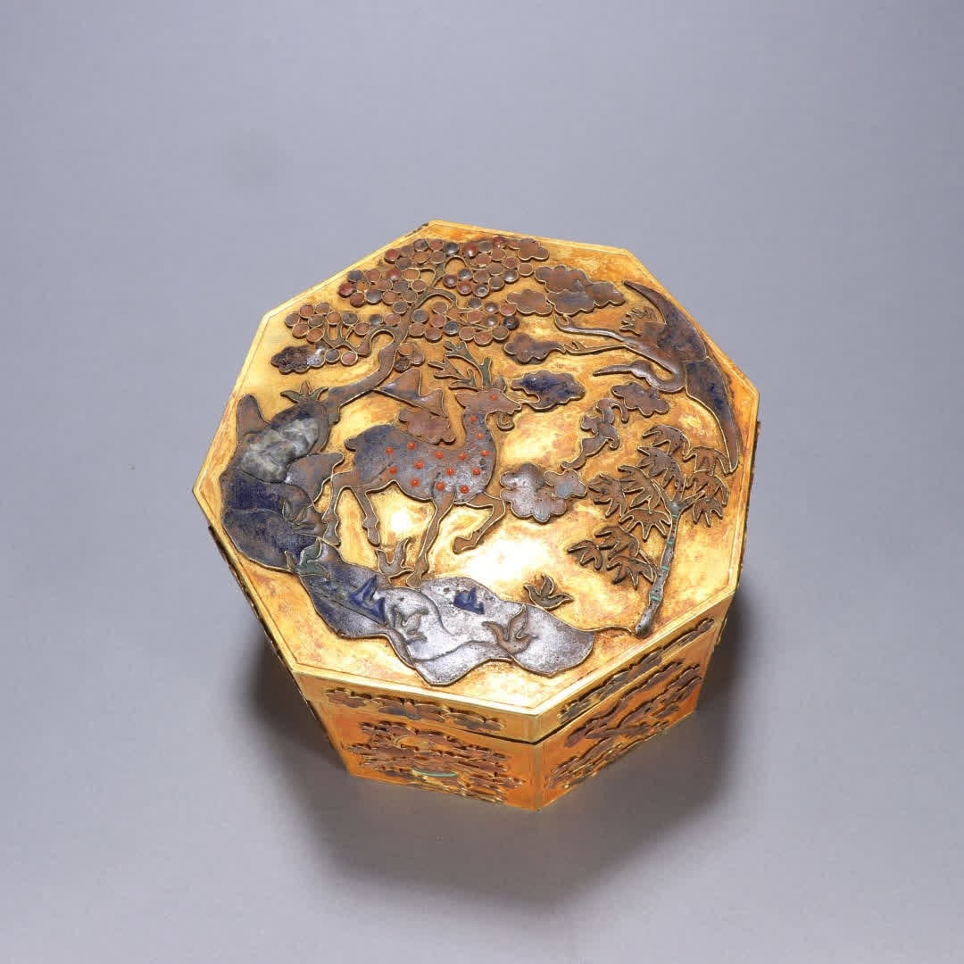 A Qing Dynasty copper gilt crane deer Tongchun Bafang lid box: Qing Dynasty copper gilt crane deer Tongchun Bafang lid box SIZE: H:10cm W:15.6cm W:1073.4g (The Dimensions Of All Batches Are Manually Measured.If You Need More Detailed Information, Please Contact O