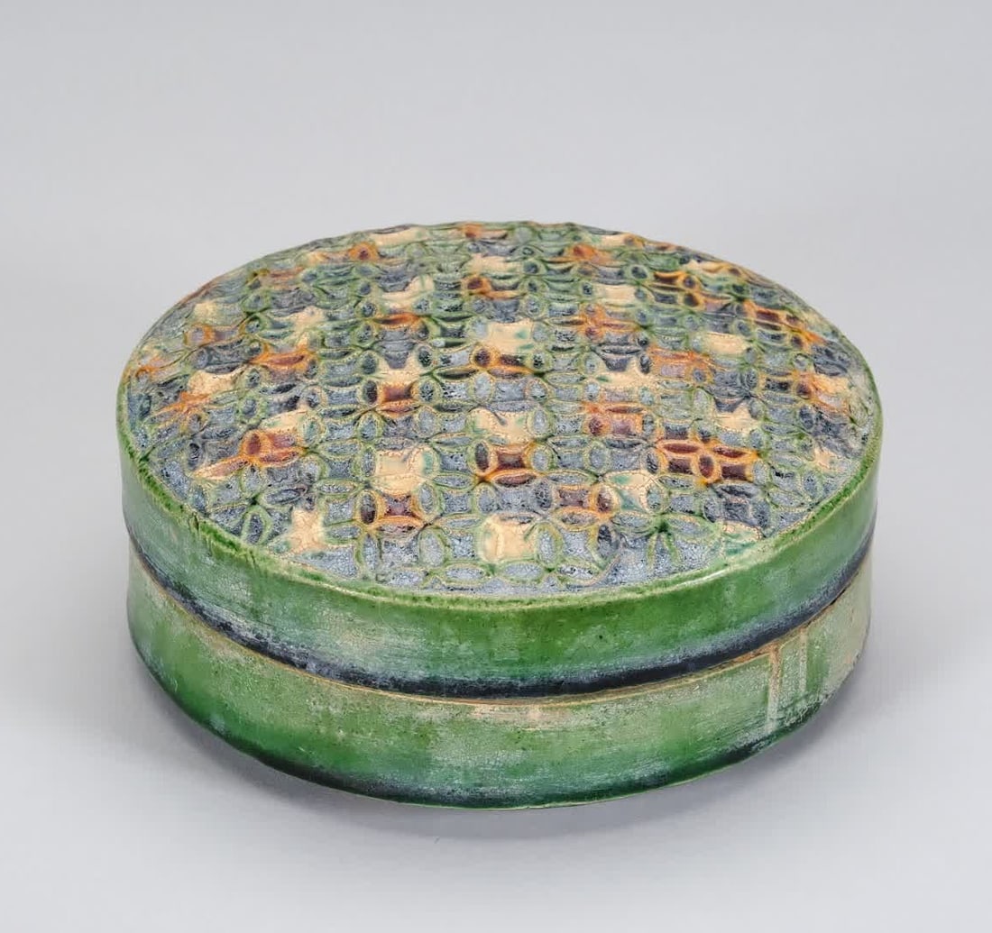 A Tang Dynasty three-color powder box: Tang Dynasty three-color powder box SIZE: H:5cm D:11cm (The Dimensions Of All Batches Are Manually Measured.If You Need More Detailed Information, Please Contact Our Customer Service Before Bidding.)