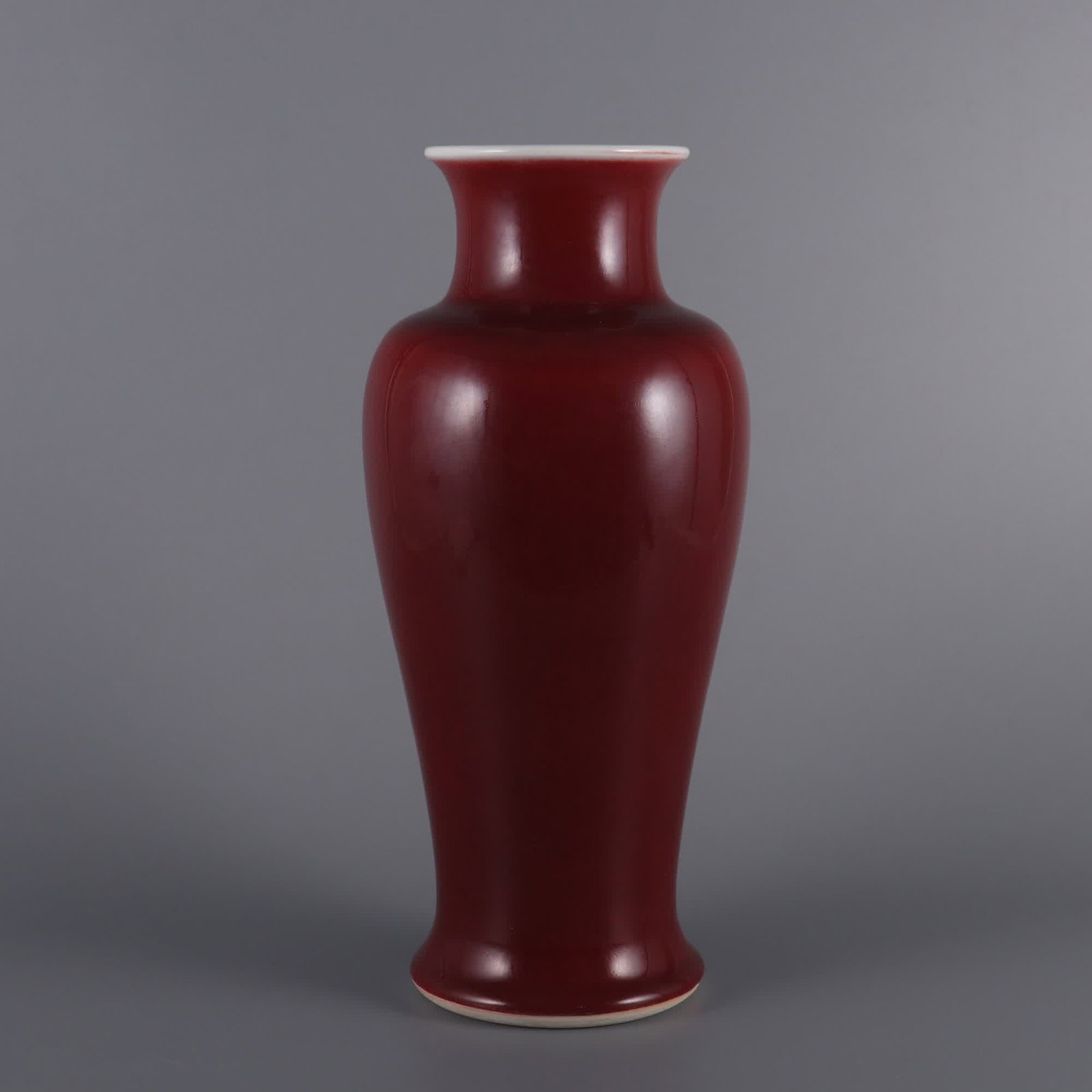 A Qing Dynasty Kangxi year made Lang kiln red Guanyin vase: Qing Dynasty Kangxi year made Lang kiln red Guanyin vase SIZE: H: 29.8cm Belly diameter 12.5cm MouthD: 9cm (The Dimensions Of All Batches Are Manually Measured.If You Need More Detailed Information, P