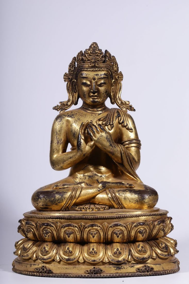 A seated statue of the Buddha in the Qing Dynasty with copper gilt gilts: Qing Dynasty bronze gilt Buddha seated statue SIZE: H:29cm L:21cm W:15.5cm W:4803g (The Dimensions Of All Batches Are Manually Measured.If You Need More Detailed Information, Please Contact Our Custom