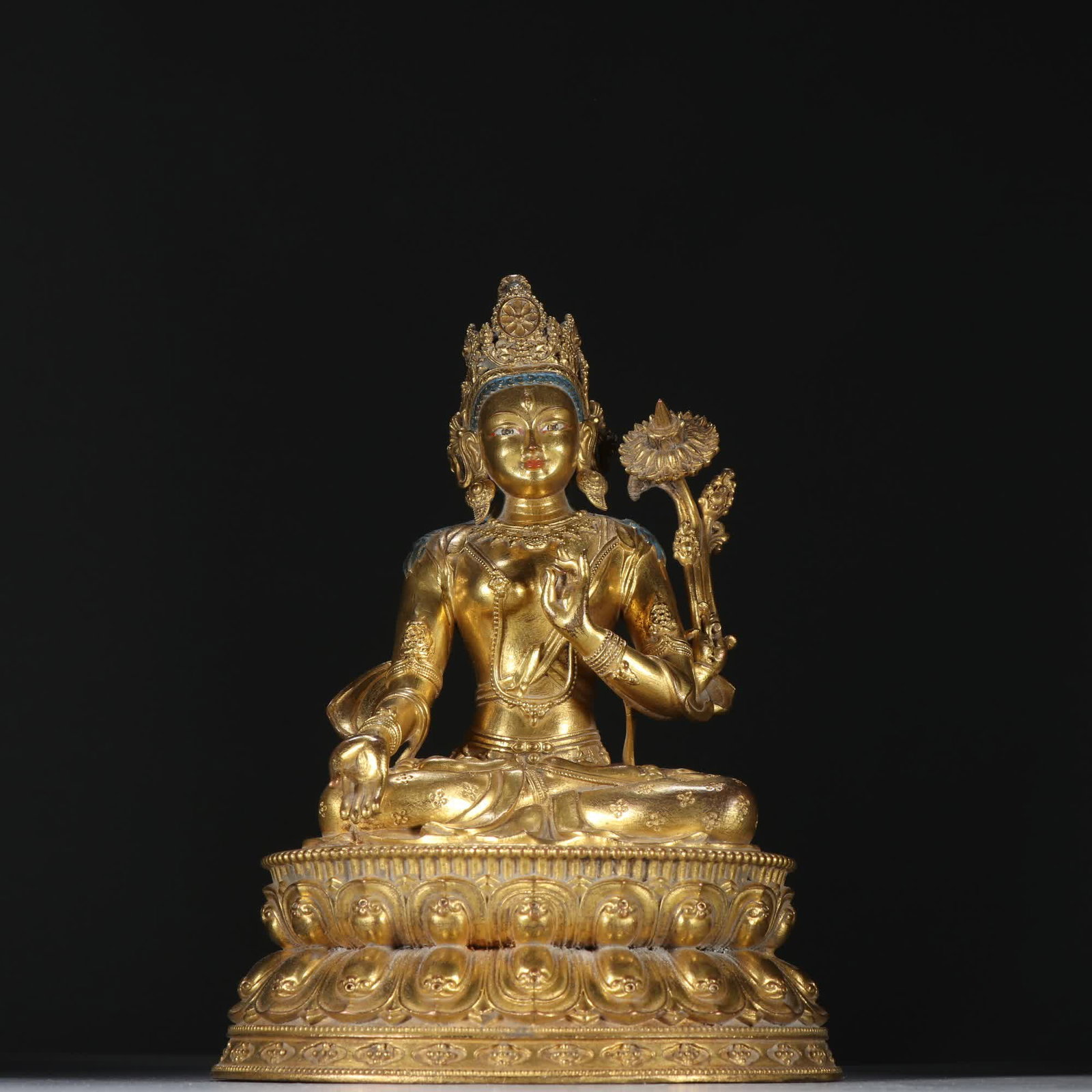 A bronze gilt Tara statue of the Qing Dynasty (1 of 9)