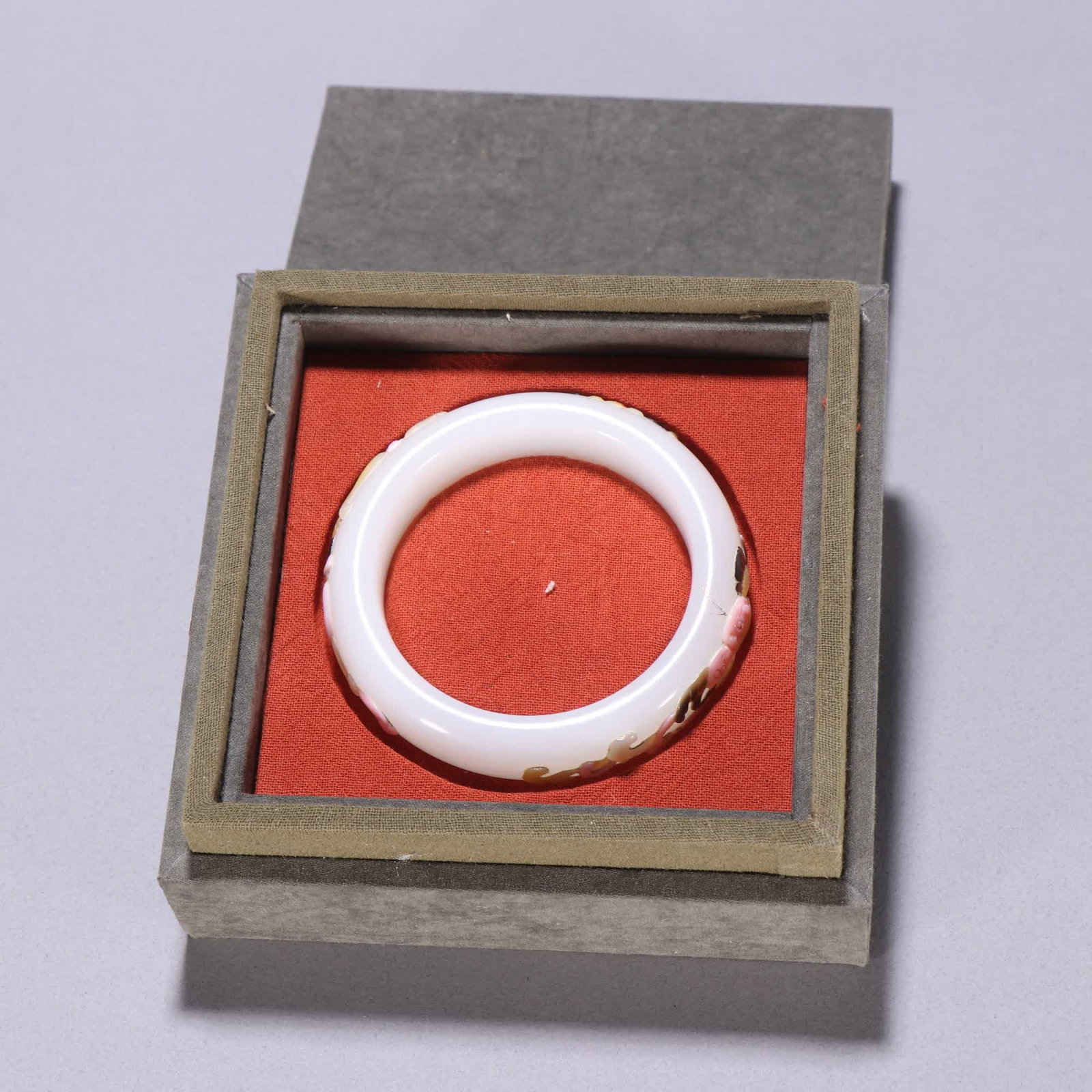 A Qing Dynasty Hetian jade inlaid hundred treasures dragon and phoenix auspicious bracelet: Qing Dynasty Hetian jade inlaid hundred treasures dragon and phoenix auspicious bracelet SIZE: W: 1.5cm inner diameter 5.5cm W: 72g (The Dimensions Of All Batches Are Manually Measured.If You Need Mor