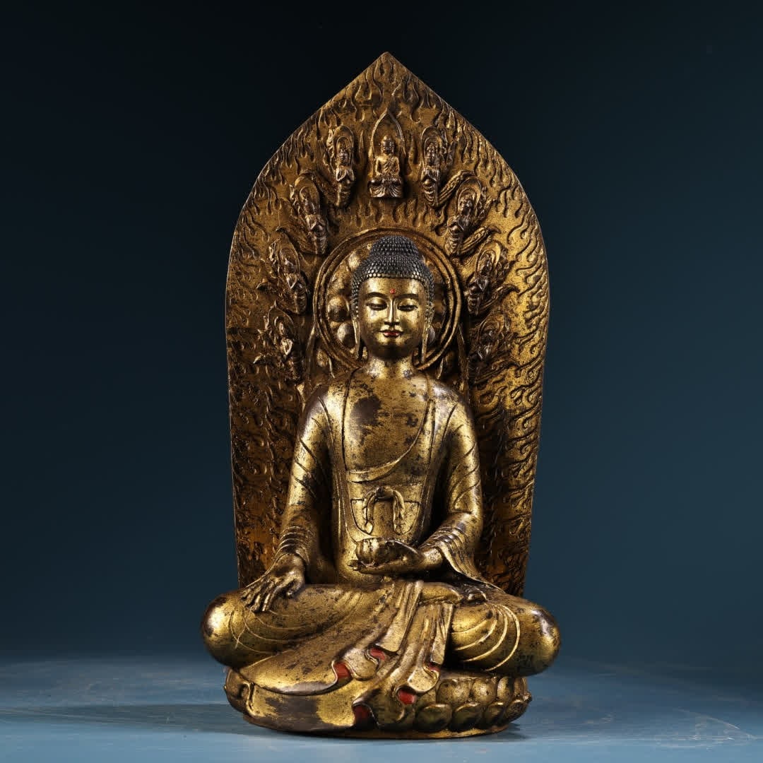 A Buddha statue of Shakyamuni Buddha engraved in gold in the Qing Dynasty: A Buddha statue of Shakyamuni Buddha carved in gold in the Qing Dynasty SIZE: W:2700g H:30cm W:14cm (The Dimensions Of All Batches Are Manually Measured.If You Need More Detailed Information, Please C