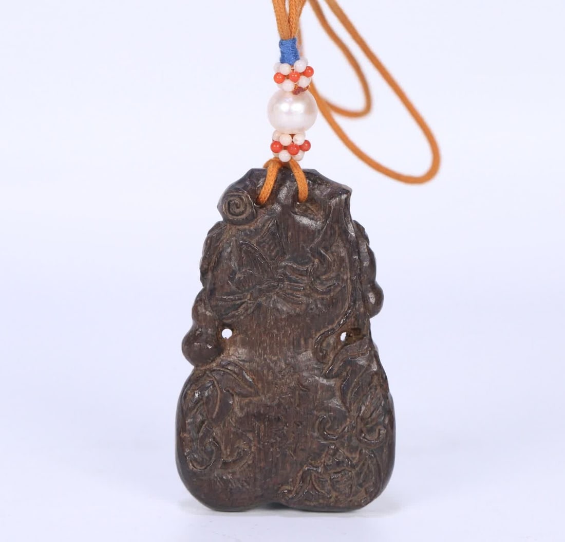 A Qing Dynasty old agarwood gourd fasting card: Qing Dynasty old agarwood gourd fasting card SIZE: 6.1x3.9x1cm W:17.4g (The Dimensions Of All Batches Are Manually Measured.If You Need More Detailed Information, Please Contact Our Customer Service B