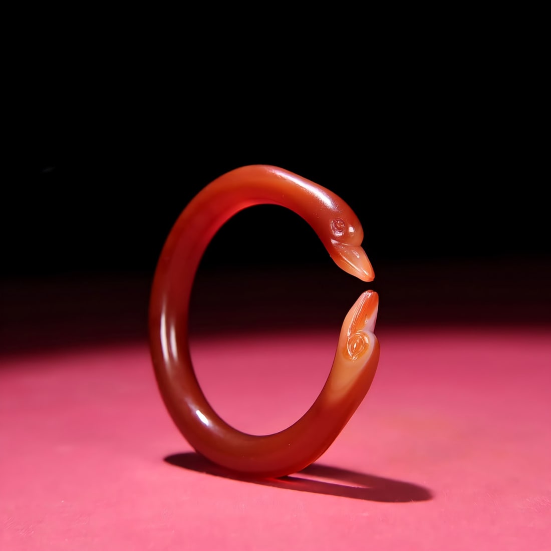 A Qing Dynasty agate bracelet: Qing Dynasty agate bracelet SIZE: Inner diameter 59mm W: 43g (The Dimensions Of All Batches Are Manually Measured.If You Need More Detailed Information, Please Contact Our Customer Service Before Bidd