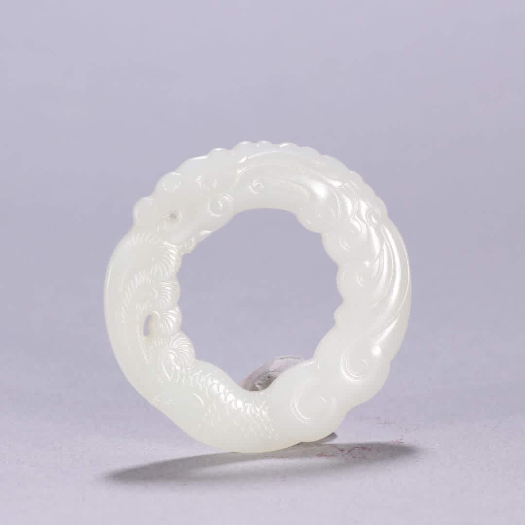 A Qing Dynasty Hetian jade dragon biting tail pendant: Qing Dynasty Hetian jade dragon bites the tail pendant SIZE: W:5.4cm W:20g (The Dimensions Of All Batches Are Manually Measured.If You Need More Detailed Information, Please Contact Our Customer Servi