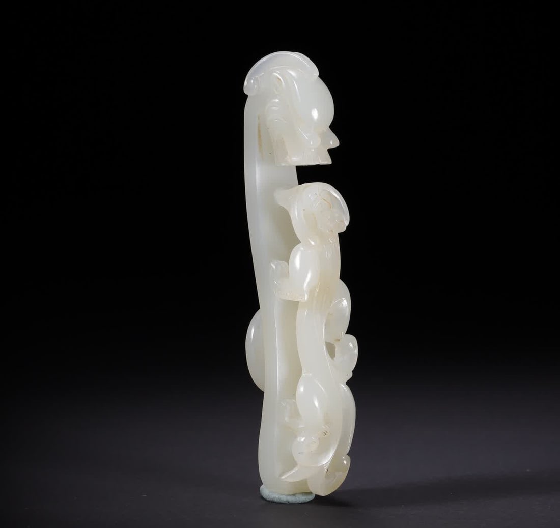A Qing Dynasty Hetian jade dragon hook: Qing Dynasty Hetian jade dragon hook SIZE: 7.9x1.6x1.6cm W:22.6g (The Dimensions Of All Batches Are Manually Measured.If You Need More Detailed Information, Please Contact Our Customer Service Before 