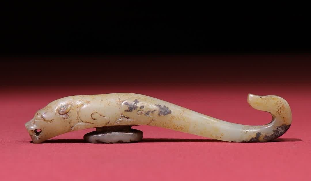 A Han Dynasty jade tiger head with a hook: The jade tiger of the Han Dynasty has a hook on its head SIZE: 105x14x18mm W:35g (The Dimensions Of All Batches Are Manually Measured.If You Need More Detailed Information, Please Contact Our Customer