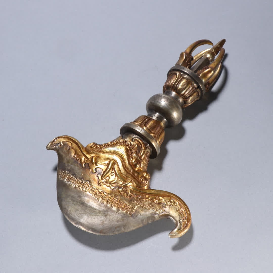 A Qing Dynasty copper-gilt diamond axe sword: Qing Dynasty copper gilt diamond axe sword SIZE: H:25.4cm W:14.8cm W:834.3g (The Dimensions Of All Batches Are Manually Measured.If You Need More Detailed Information, Please Contact Our Customer Serv