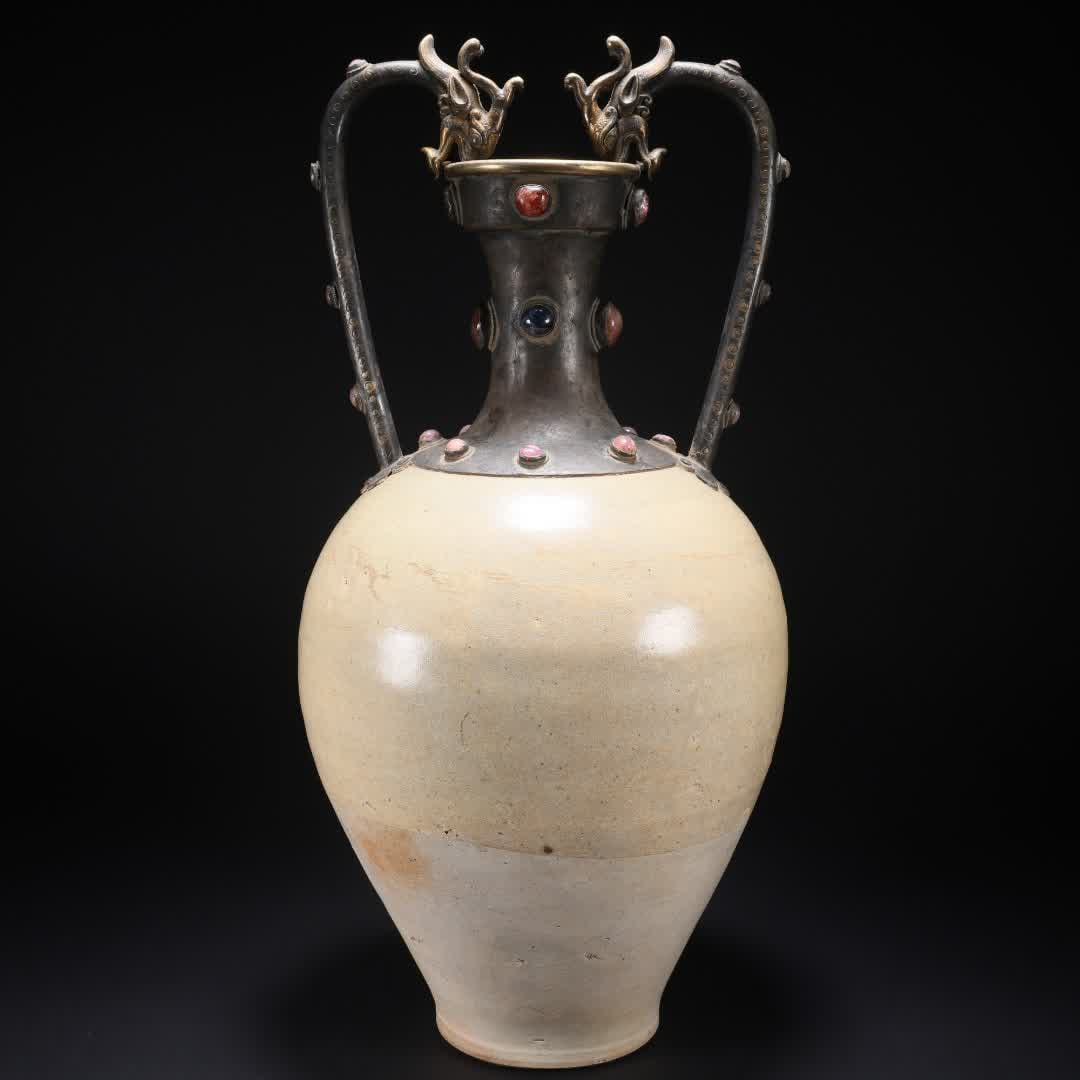 A Tang white porcelain bag gold and silver inlaid treasure double dragon vase: Tang white porcelain wrapped gold and silver inlaid treasure double dragon vase SIZE: W:15cm H:34.5cm W:2079g (The Dimensions Of All Batches Are Manually Measured.If You Need More Detailed Information