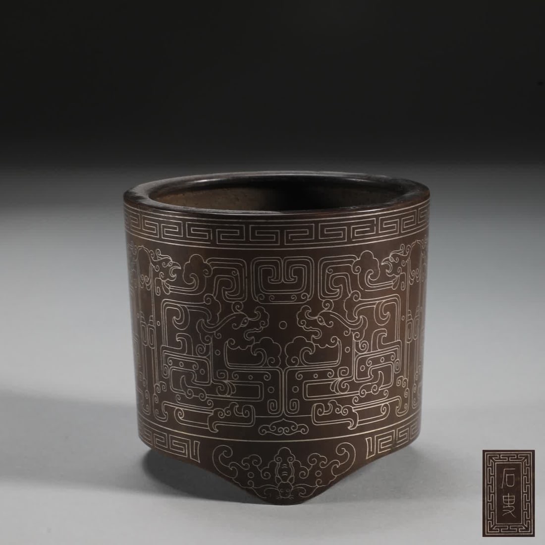 A Ming Dynasty precision cast copper tire silver wire Kuilong pattern cylinder furnace: Ming Dynasty Fine cast copper tire cuo silver wire Kui dragon pattern cylinder furnace [Style] Shi Sou [Detail] The furnace body is straight and cylindrical, with a ruyi circle at the bottom, and the 