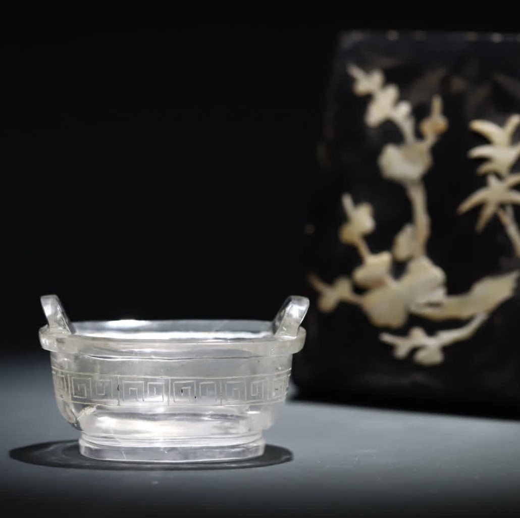 A small amphora with crystal echo pattern in the Qing Dynasty: Qing Dynasty crystal echo amphora This piece is a Qing Dynasty Qing crystal amphora furnace, with a wooden box embedded with snails, carved with a whole piece of natural white crystal, the furnace bod