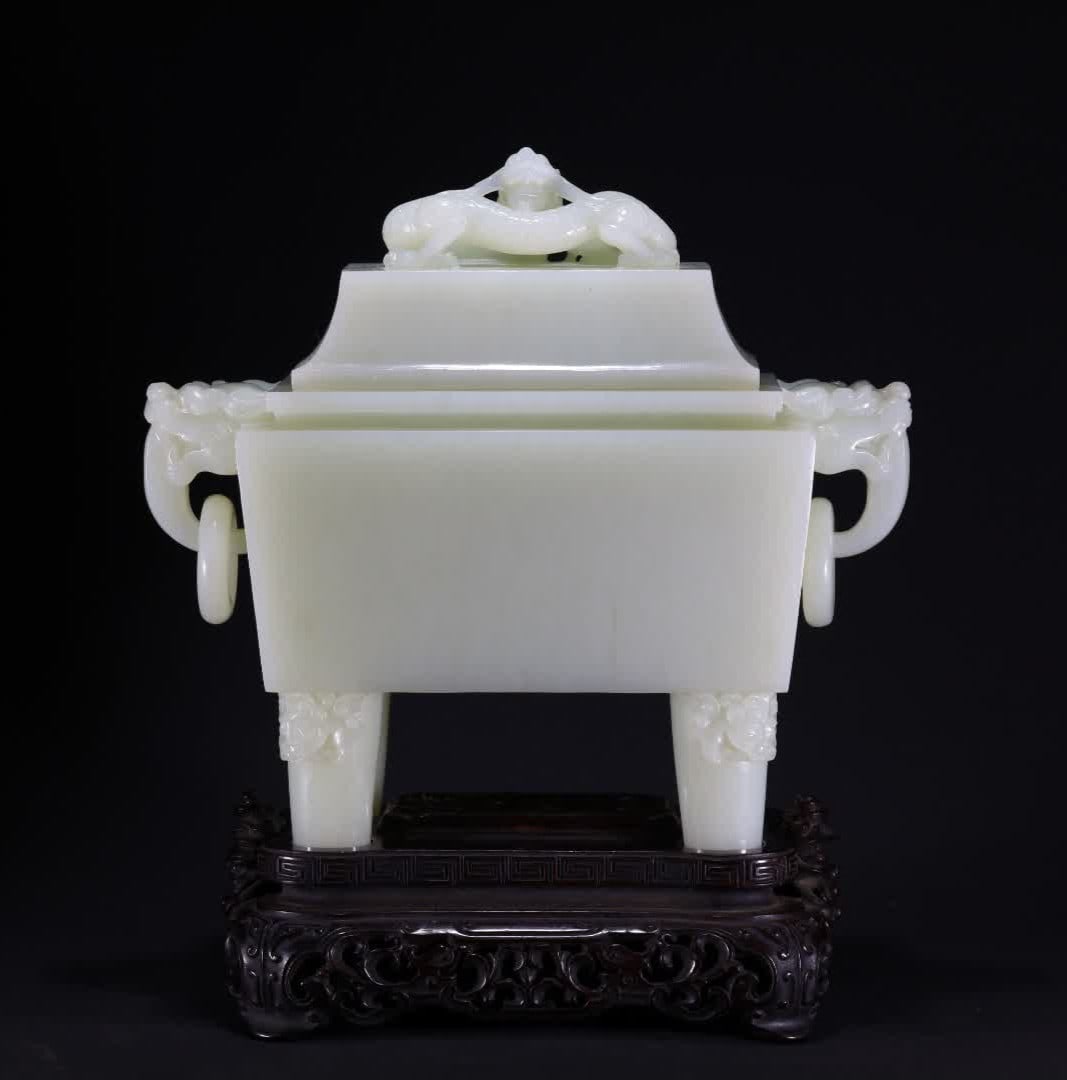 A Qing Dynasty white jade beast ear dragon button cover square tripod ornament: Qing Dynasty white jade beast ear dragon button cover square tripod ornament is carved from Hetian jade whole material, the chamber wall is thick and uniform, the knife work is neat and refreshing, th