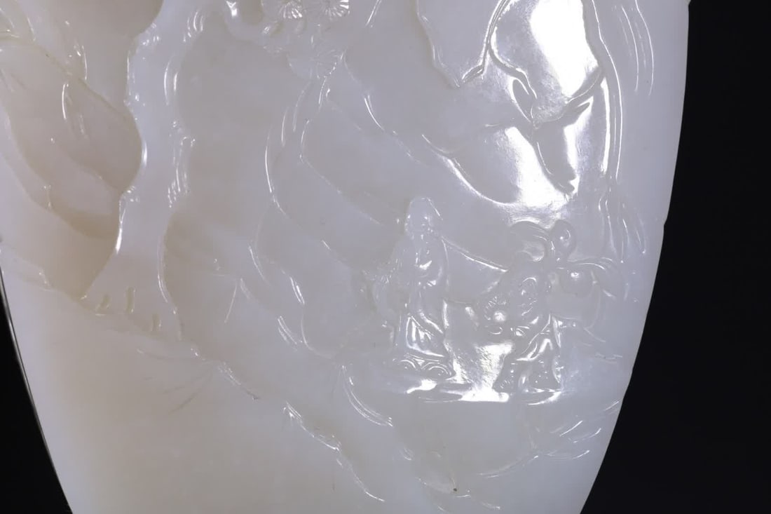 A Qing Dynasty elephant ear landscape character appreciation bottle: Qing Dynasty elephant ear landscape figure appreciation bottle carved from Hetian jade whole material, both sides are elephant heads with live ring ears, elephant head carved finely, elephant trunk cu