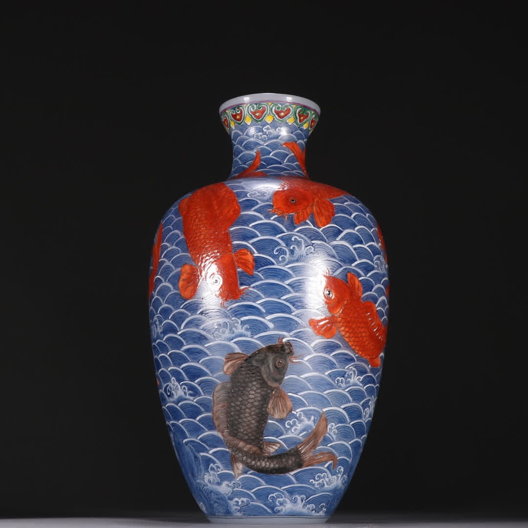 A Qing Dynasty material vessel painting enamel seawater fish pattern appreciation bottle (1 of 9)