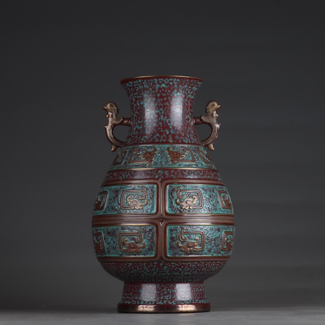 A Qing Dynasty Qianlong bronze carved gold-painted amphora: Qing Dynasty Qianlong bronze carved gold-painted amphora SIZE: H: 29cm Belly diameter 18cm (The Dimensions Of All Batches Are Manually Measured.If You Need More Detailed Information, Please Contact Ou