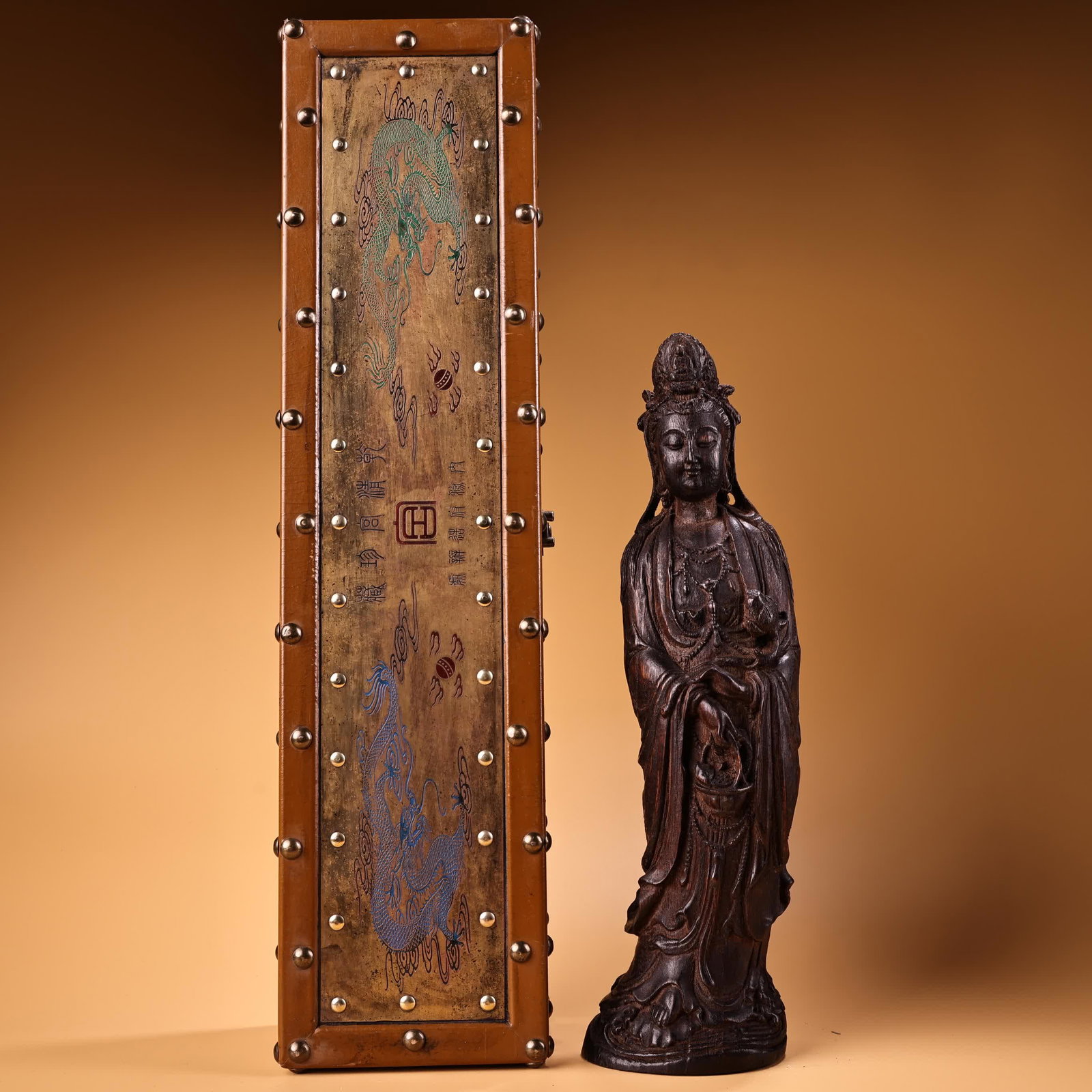 A Buddha statue of Guanyin Bodhisattva in Qing Dynasty high relief carved agarwood station: A Buddha statue of Guanyin Bodhisattva in the Qing Dynasty is carved with high relief SIZE: Guanyin W: 390g H: 37.5cm W: 11cm (The Dimensions Of All Batches Are Manually Measured.If You Need More Deta