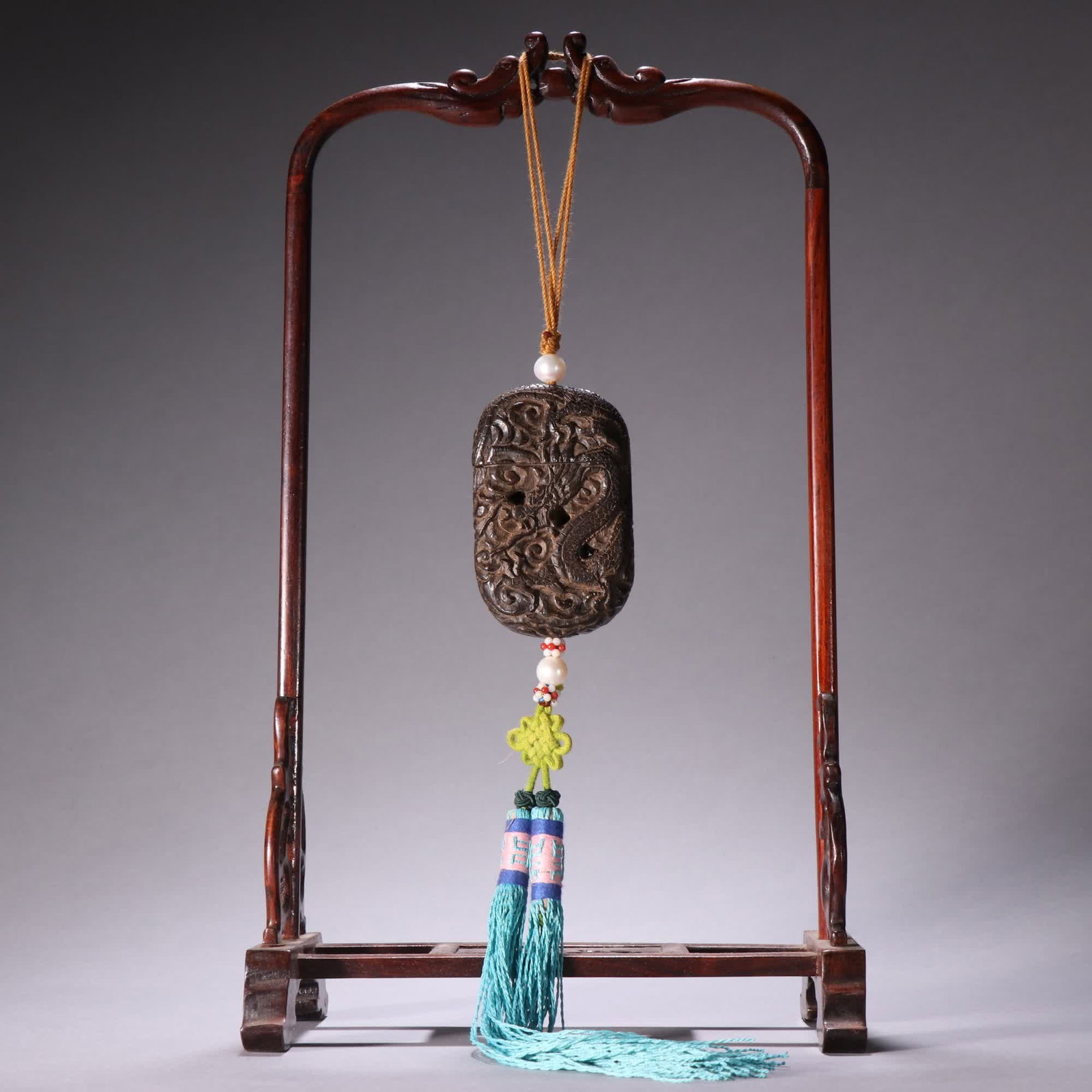 A Qing Dynasty agarwood hollow carved dragon and phoenix Chengxiang sachet pendant: Qing Dynasty agarwood hollow carved dragon and phoenix Chengxiang sachet pendant SIZE: W:7x4.4cm W:44.8g (The Dimensions Of All Batches Are Manually Measured.If You Need More Detailed Information, Ple