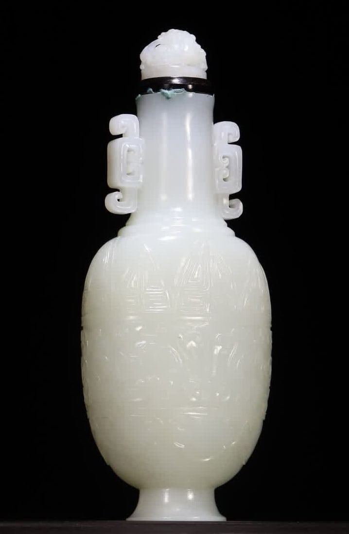 A Qing Dynasty white jade dragon button cap bottle ornament (1 of 10)