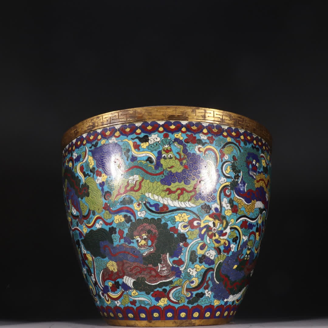 A Qing Dynasty copper gilt cloisonné taishi young lion pattern jar: Qing Dynasty copper gilt cloisonné taishi young lion pattern jar SIZE: H:25cm W:31.4cm W:4.6kg (The Dimensions Of All Batches Are Manually Measured.If You Need More Detailed Information, Please Conta