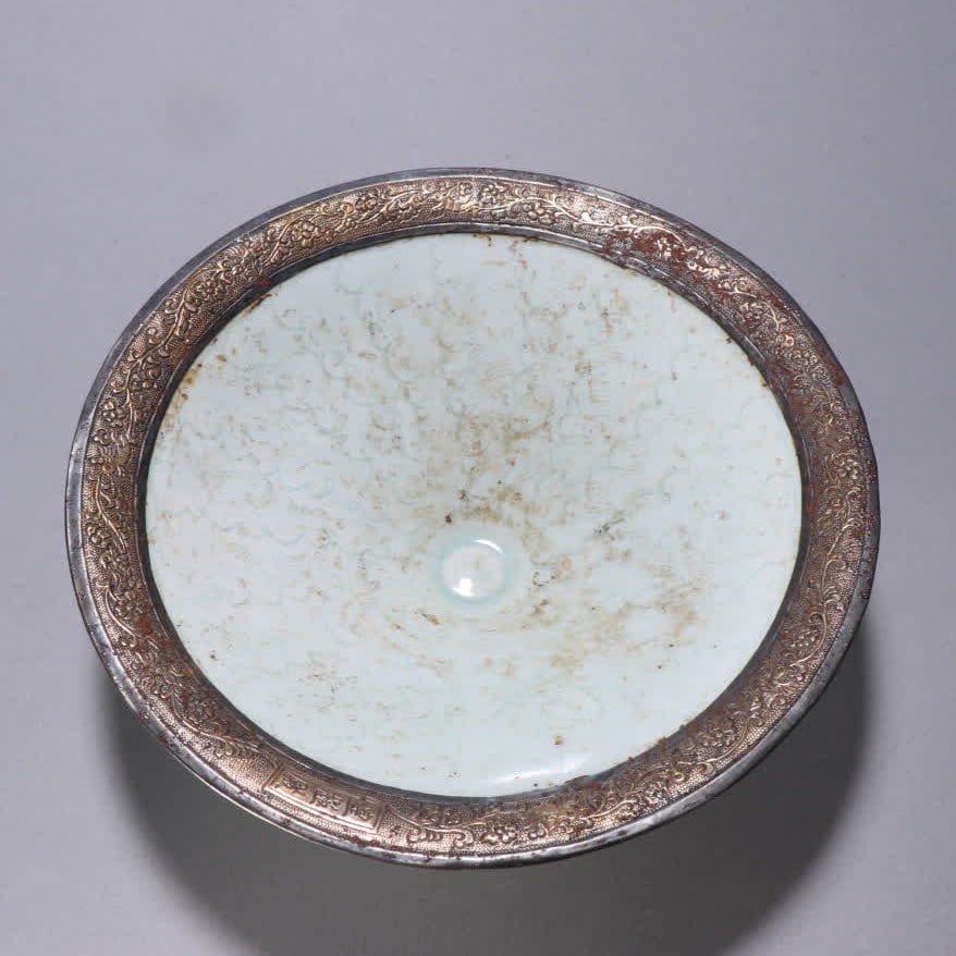 A Song Ying celadon gilded hat bowl: Song Ying celadon glazed gold-clad hat bowl SIZE: H:6.3cm W:19.4cm (The Dimensions Of All Batches Are Manually Measured.If You Need More Detailed Information, Please Contact Our Customer Service Befor