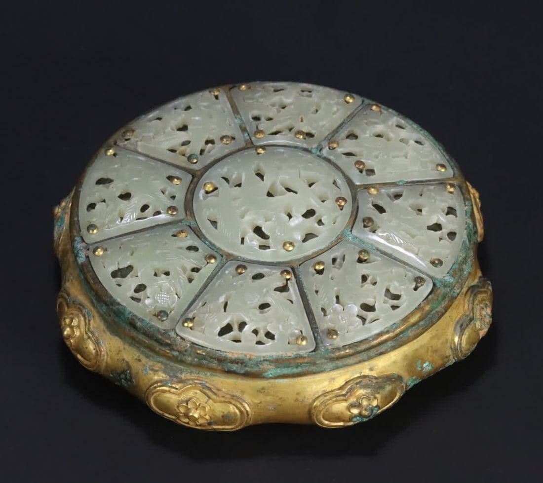 A piece of Liao gold copper gilt furnace and Tian jade furnace cover: Liao Jin copper gilt furnace and Tian jade furnace cover SIZE: 4.2x13.75cm W:845g (The Dimensions Of All Batches Are Manually Measured.If You Need More Detailed Information, Please Contact Our Custome