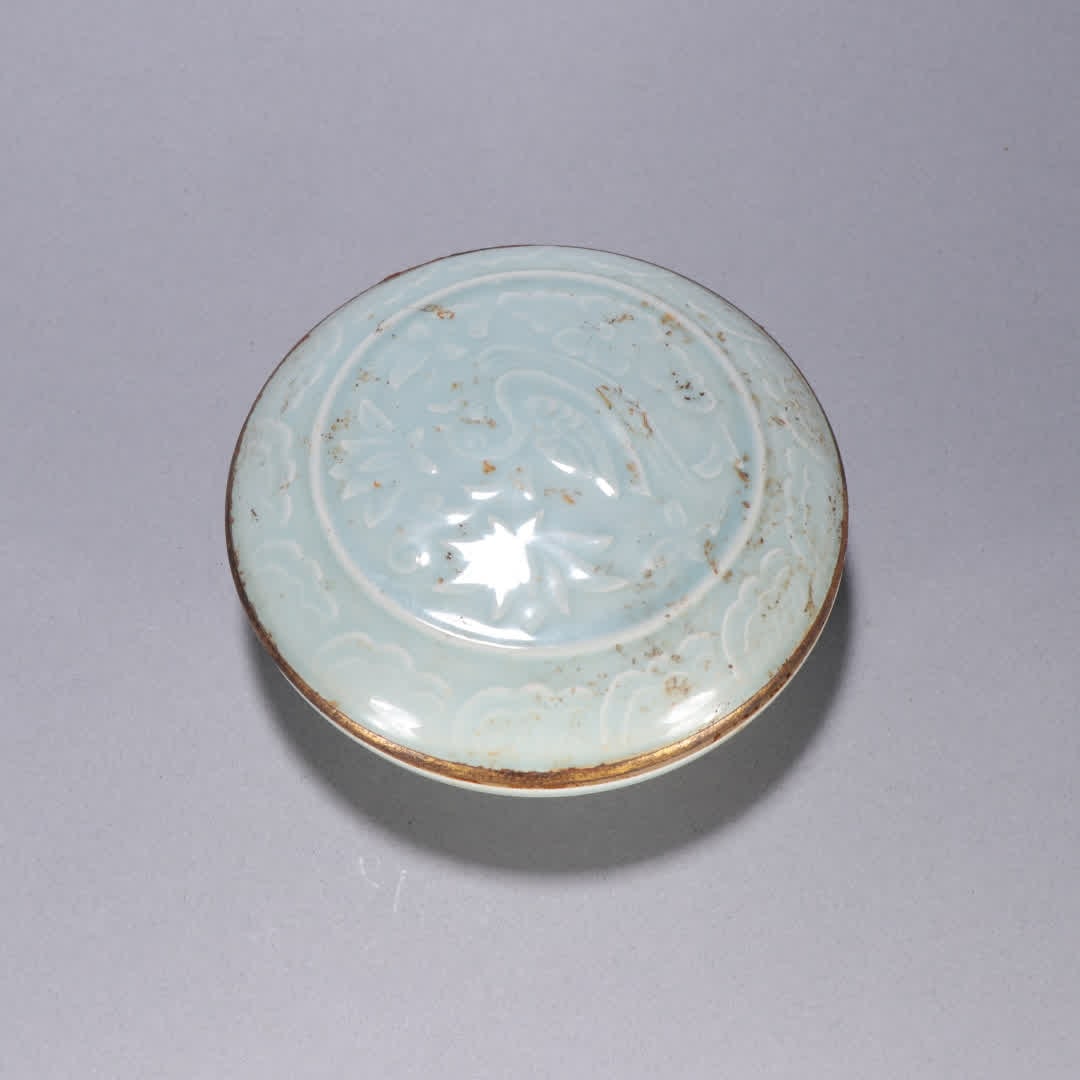 A Song Ying celadon carved mandarin duck with lotus pattern lid box (1 of 9)