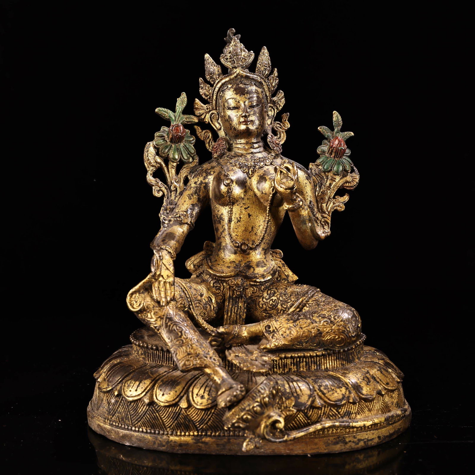 A Qing Dynasty high-relief engraved statue of Tara in gold and green: A statue of Tara in high relief carved in the Qing Dynasty SIZE: W:2400g H:25cm W:18cm (The Dimensions Of All Batches Are Manually Measured.If You Need More Detailed Information, Please Contact Our Cu