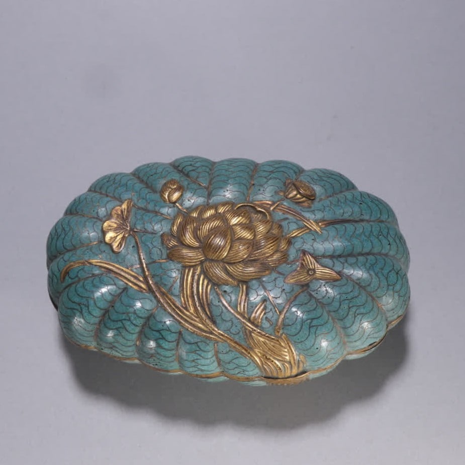 A Qing Dynasty copper gilt cloisonné lotus pattern lotus leaf lid box: Qing Dynasty copper gilt cloisonné lotus pattern lotus leaf lid box SIZE: H:6.2cm W:18.5cm W:917.1g (The Dimensions Of All Batches Are Manually Measured.If You Need More Detailed Information, Please 