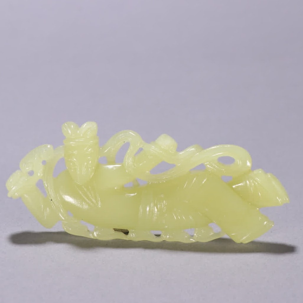 A Qing Dynasty Hetian topaz flying ornament: Qing Dynasty Hetian topaz flying ornament SIZE: L:9.8cm W:3.7cm W:60g (The Dimensions Of All Batches Are Manually Measured.If You Need More Detailed Information, Please Contact Our Customer Service Be