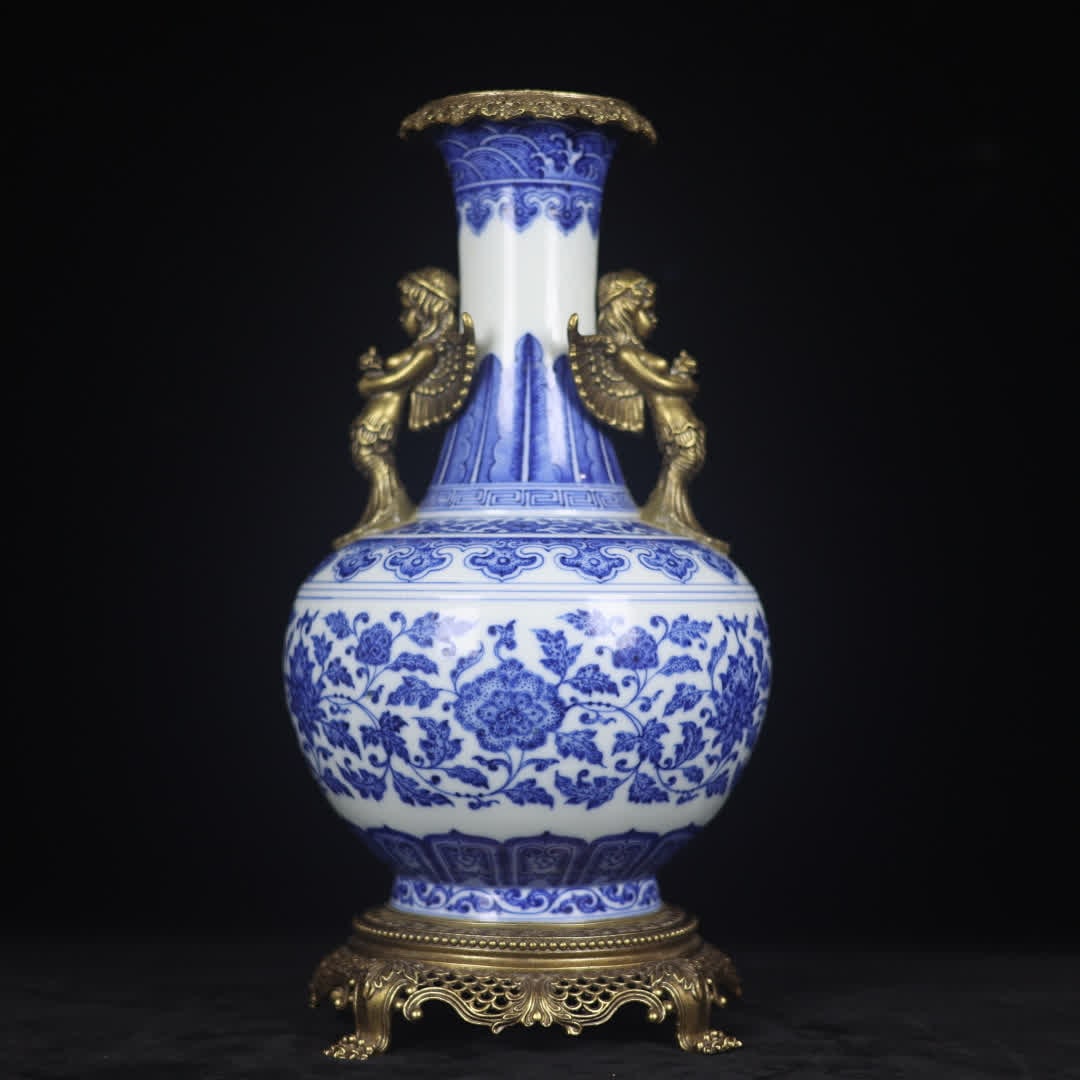A Qing Dynasty blue and white entwined floral pattern bronze angel ear appreciation vase: Qing Dynasty blue and white entwined floral pattern inlaid with bronze angel ear appreciation vase SIZE: H: 31cm MouthD: 9cm D: 16cm Bottom diameter 14.5cm (The Dimensions Of All Batches Are Manually 