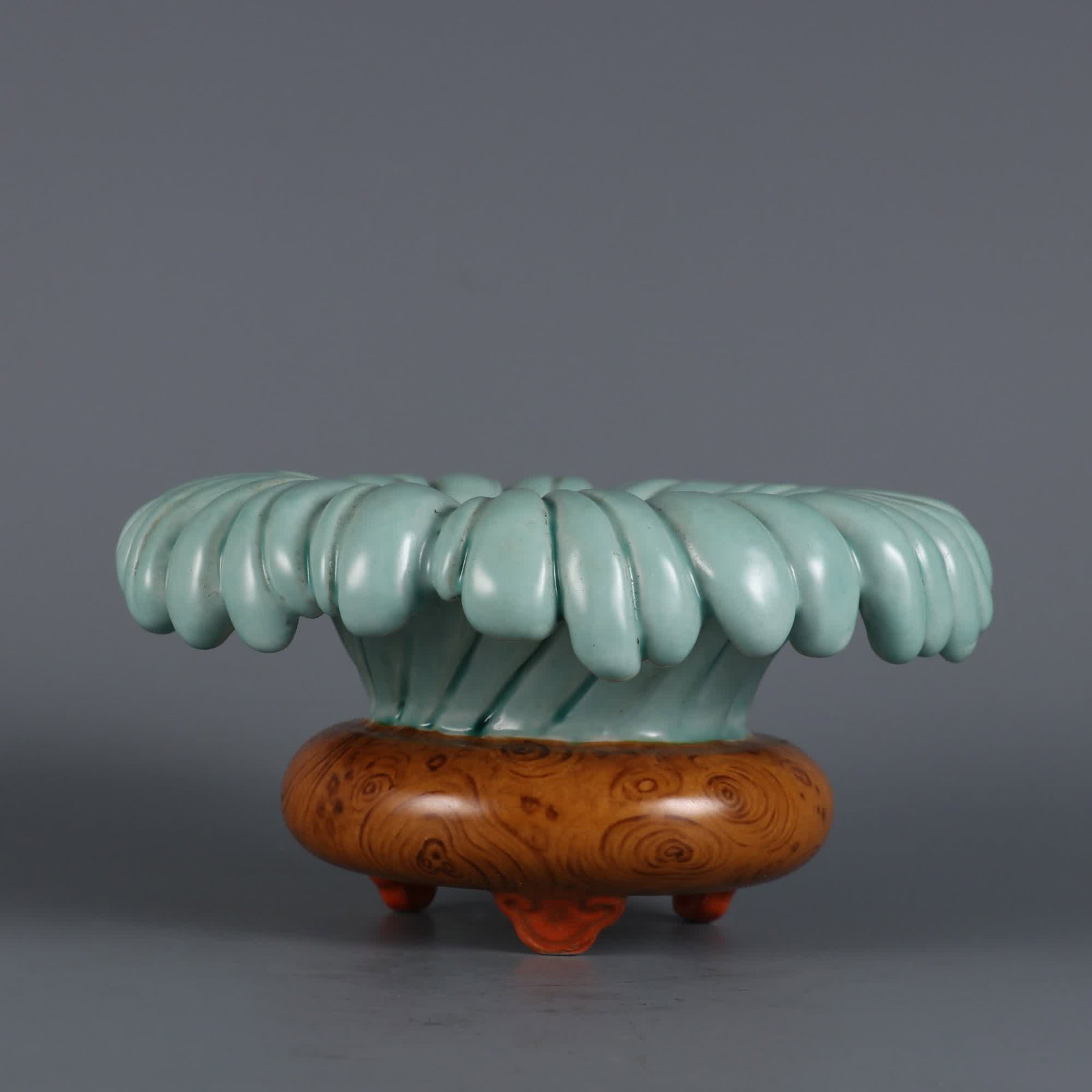 A piece of wood grain glaze wave washing made in the Yongzheng era of the Qing Dynasty (1 of 9)