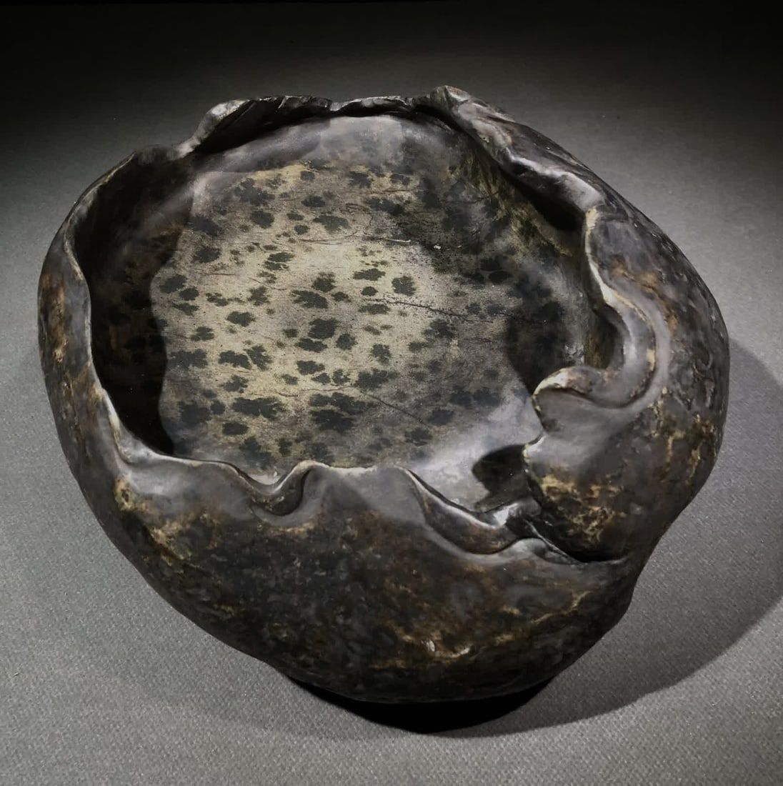 A Wen Tianxiang style of Sheyan leopard print stone: Wen Tianxiang Sheyan Leopard Stone Sheyan Leopard Stone (named because it looks like the pattern on a leopard's body). Natural rough stone, the inkstone shape is simple and practical, the texture is d