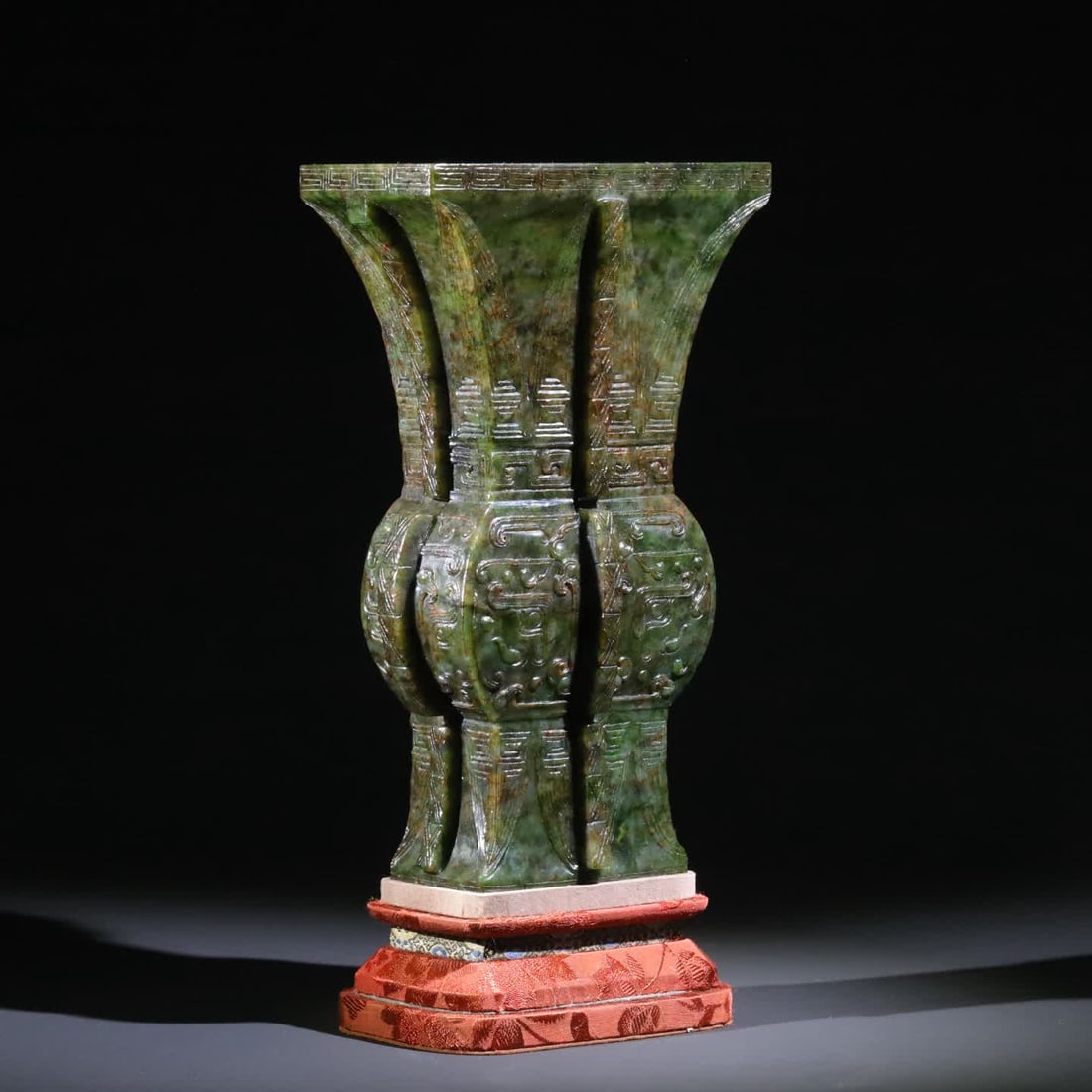 A Qing Dynasty jasper beast face pattern flower cup study Qing Dynasty offering: Qing Dynasty jasper beast face pattern flower cup study room Qing Dynasty supply) Hetian jasper is carved with a whole material, imitating the shape of the Shang and Zhou bronze cups, the jade is thic