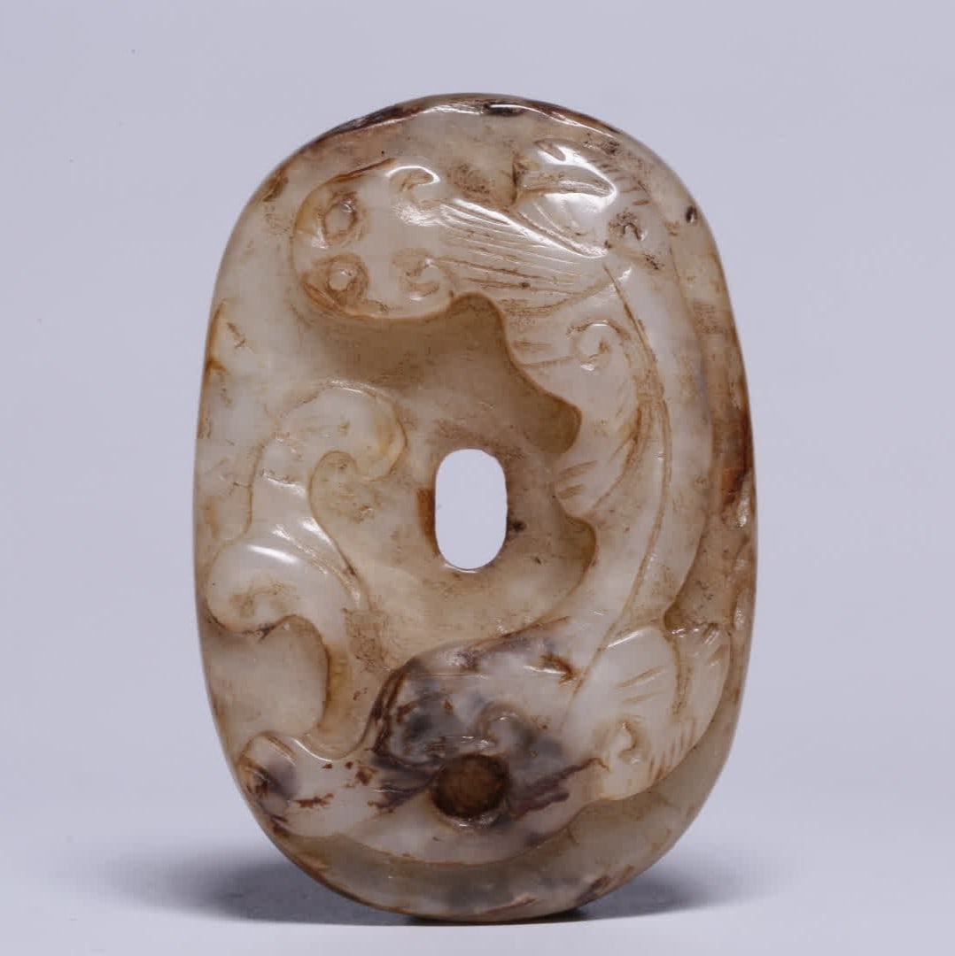 A Yuan and Ming Dynasty Hetian jade seed material dragon pendant: Yuan and Ming Dynasty Hetian jade seed material dragon pendant SIZE: L:4.6cm W:3.1cm T:1cm W:23.3g (The Dimensions Of All Batches Are Manually Measured.If You Need More Detailed Information, Please Co