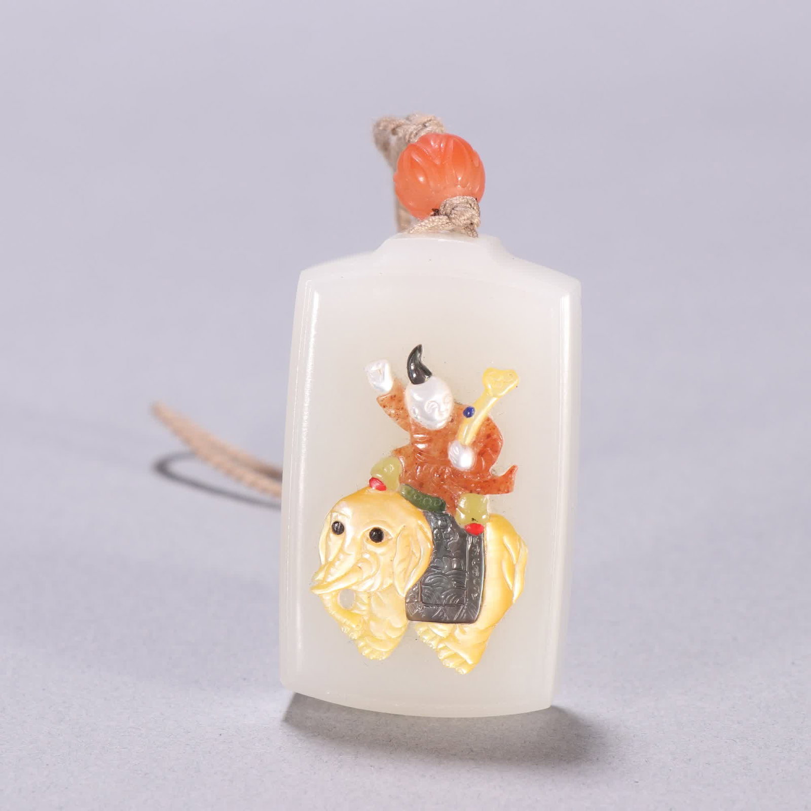 A Qing Dynasty Hetian jade inlaid with a hundred treasures boy Fushou card: Qing Dynasty Hetian jade inlaid hundred treasure boy Fushou brand SIZE: L:5cm W:3cm W:49.4g (The Dimensions Of All Batches Are Manually Measured.If You Need More Detailed Information, Please Contact O