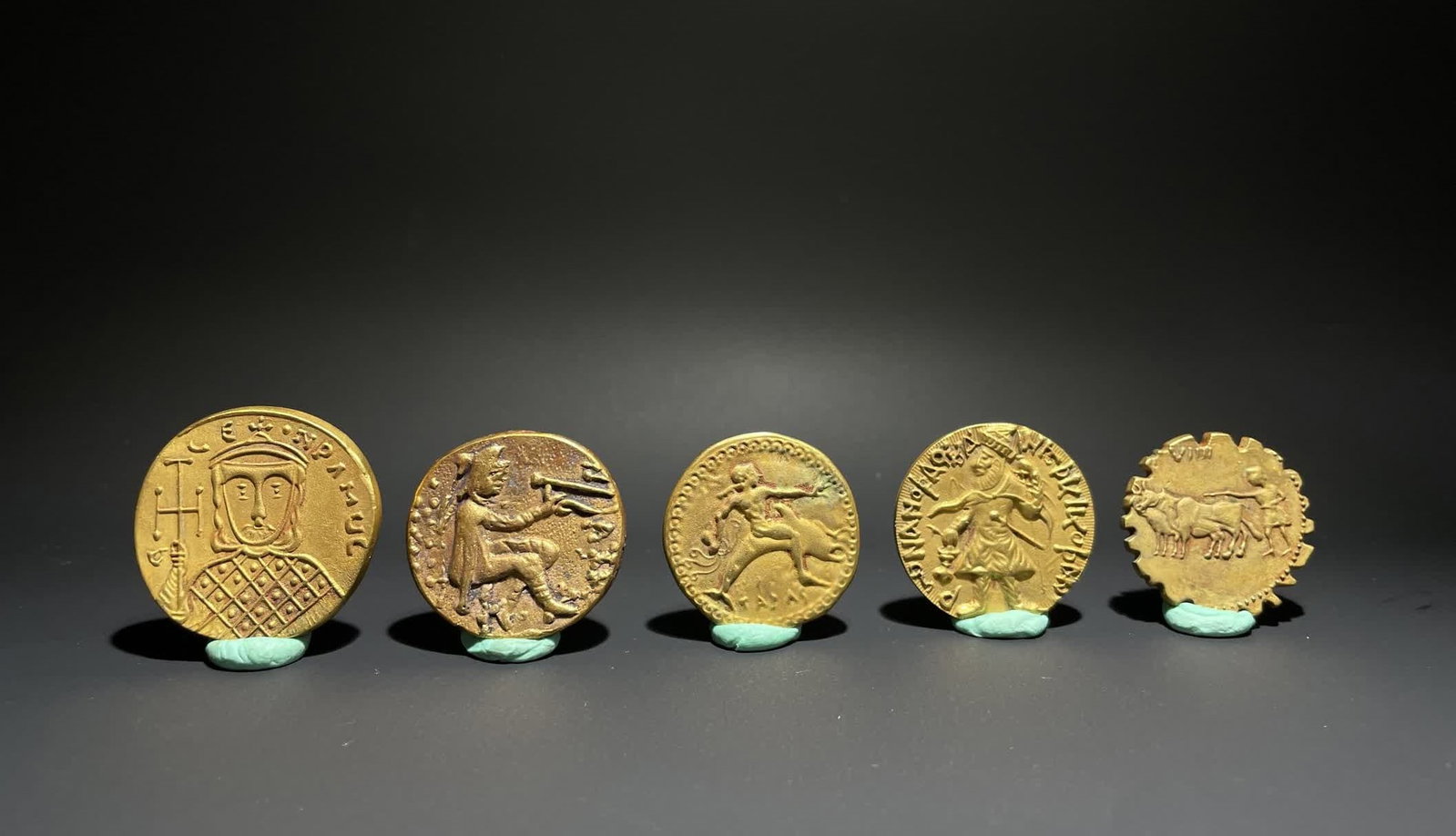 A set of silver-gilt coins: Silver-gilt gold coins SIZE: AAA (The Dimensions Of All Batches Are Manually Measured.If You Need More Detailed Information, Please Contact Our Customer Service Before Bidding.)