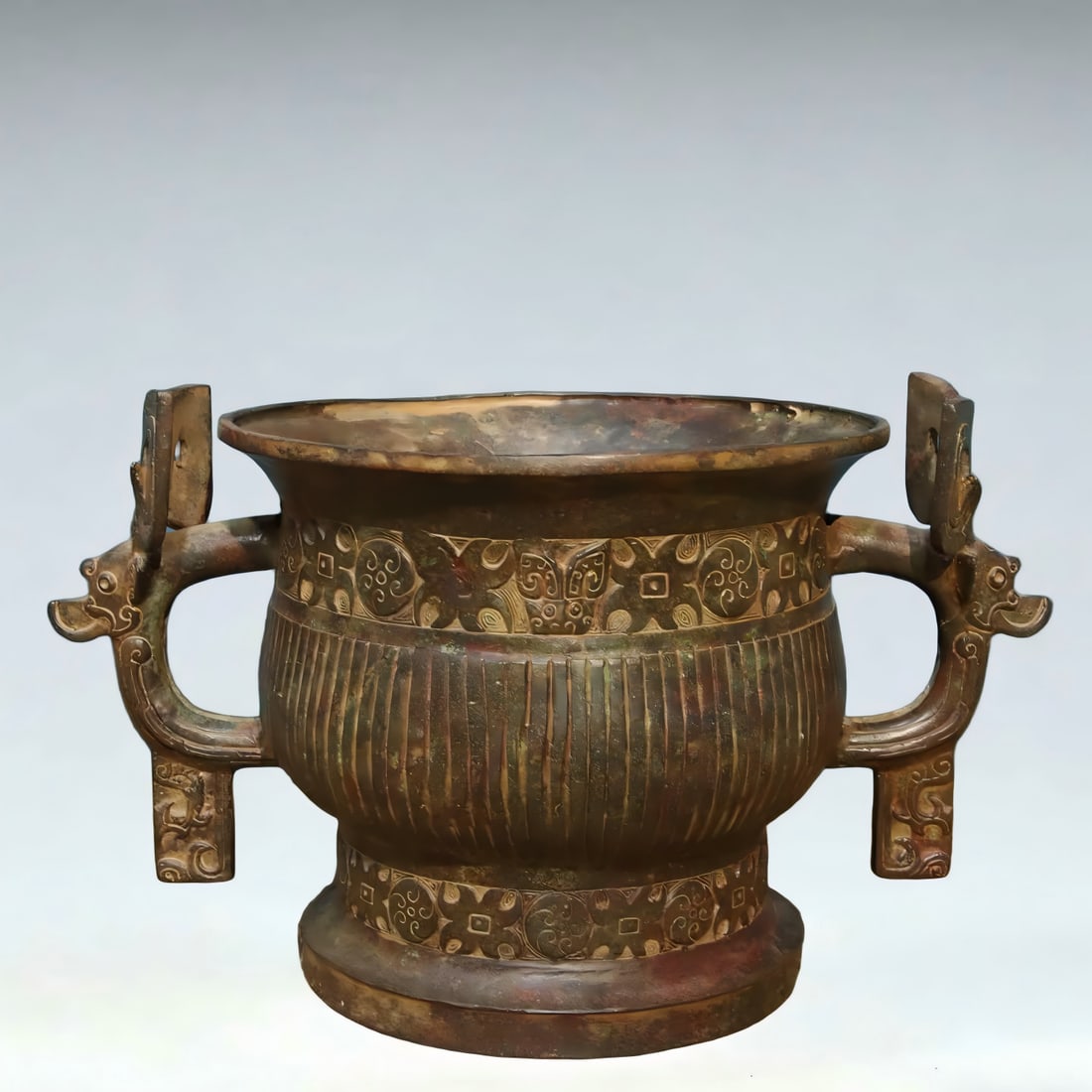 A bronze dragon ear vessel of the Han Dynasty: Han Dynasty bronze dragon ear vessel SIZE: L:34cm W:22cm H:20cm W:3.3kg (The Dimensions Of All Batches Are Manually Measured.If You Need More Detailed Information, Please Contact Our Customer Service 
