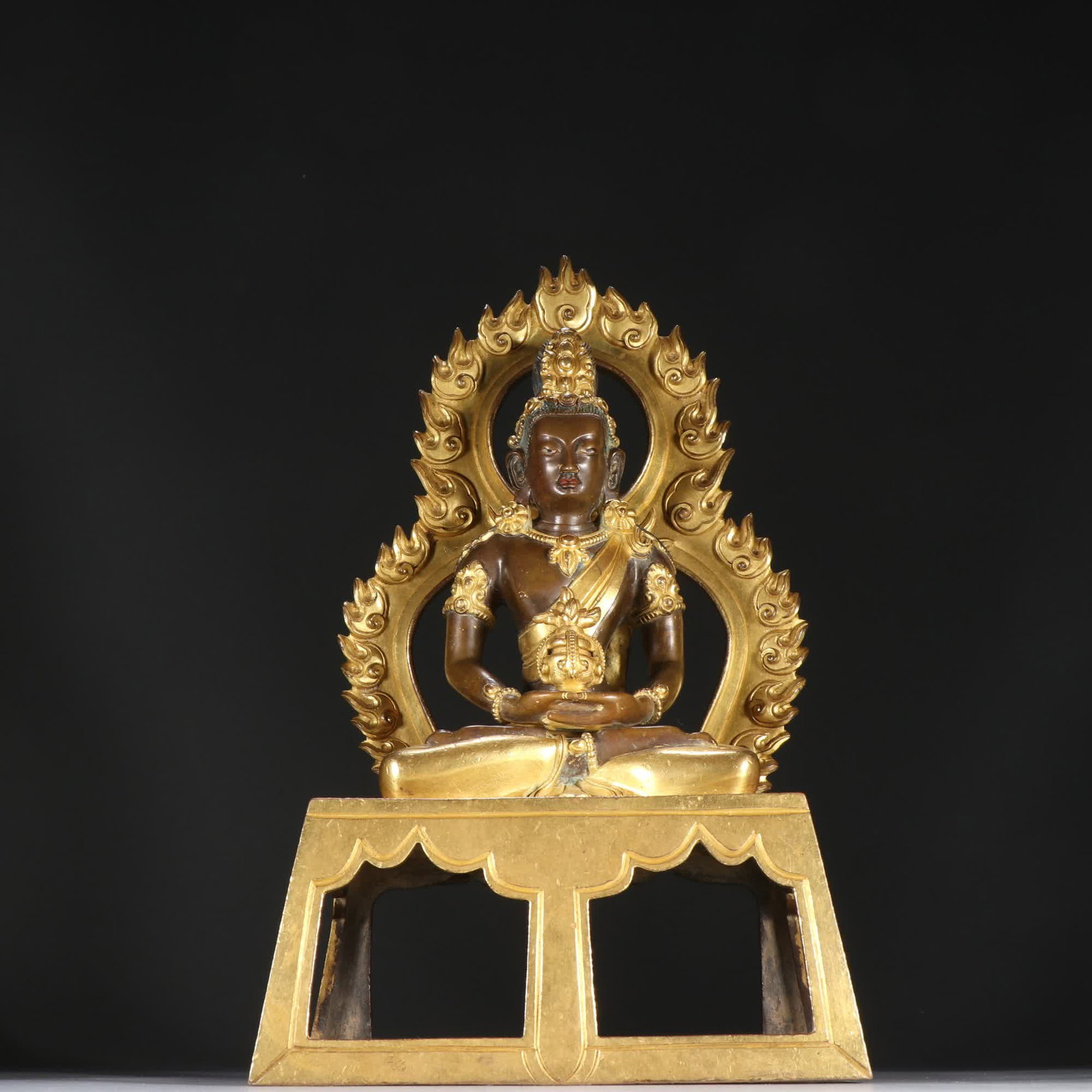 A bronze gilt statue of the Buddha of Infinite Life in the Qing Dynasty: Qing Dynasty bronze gilt Infinite Life Buddha statue SIZE: H:27.2cm W:16.3cm W:2495.7g (The Dimensions Of All Batches Are Manually Measured.If You Need More Detailed Information, Please Contact Our Cu