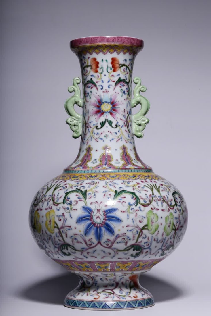 A Qing Dynasty pastel treasure floral amphora: Qing Dynasty pastel treasure floral pattern amphora bottle mouth, neck, symmetrical ears, slippery shoulders, bulging belly gradually retracted, bottom is circled. The whole body is painted with paste